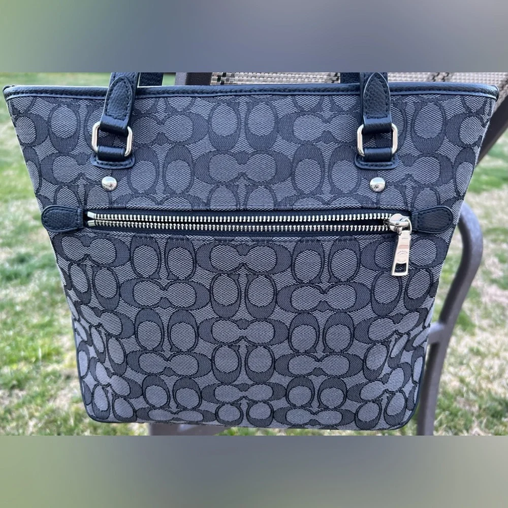 COACH Signature Tote/Bag - Picture 4 of 14